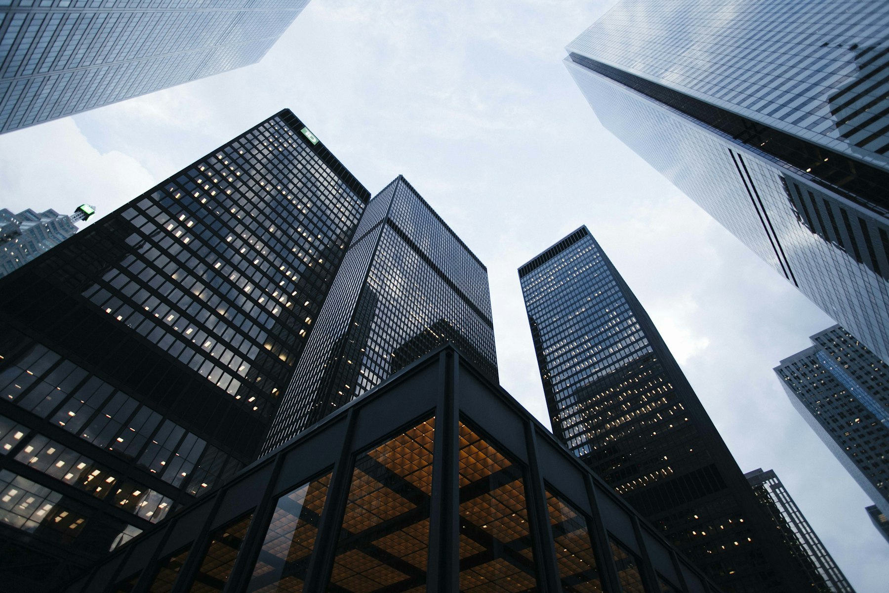 Perspectiva ascendente de edificios corporativos